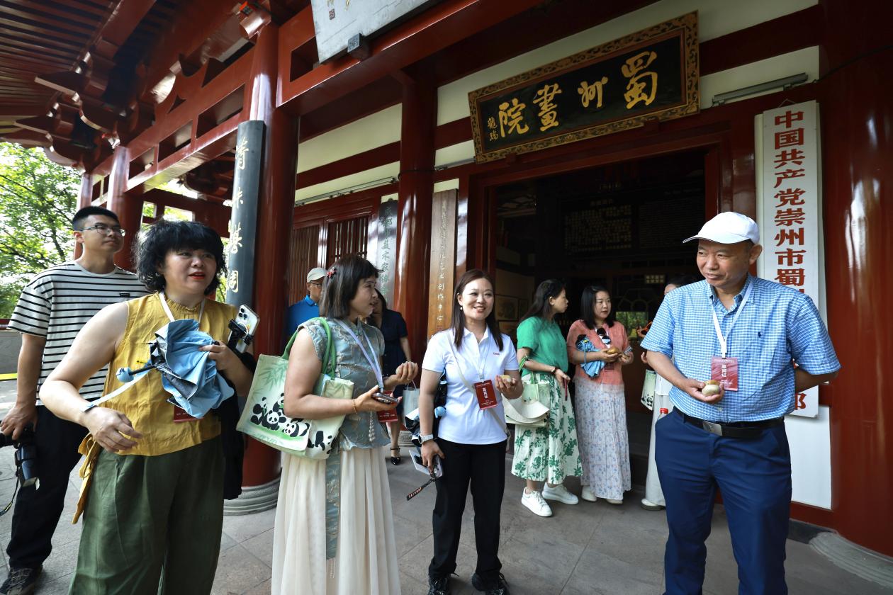 海外华文媒体参访成都崇州唐人街