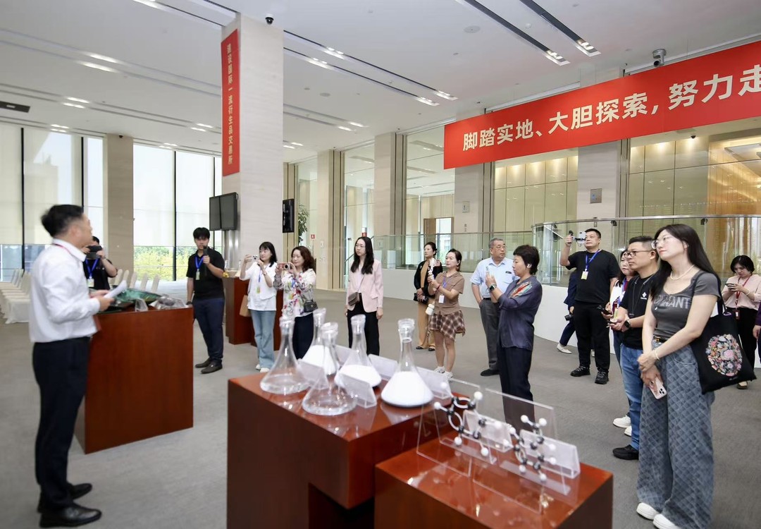 采访团参观大连商品交易所