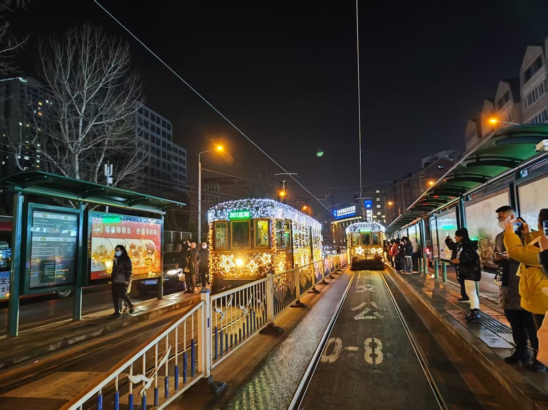 夜色中的201路百年有轨电车